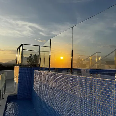 Daire Luxury On The & Infinity Pool, Marbella *