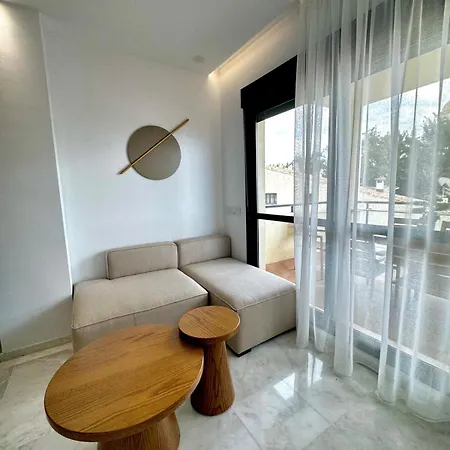 Daire Luxury On The & Infinity Pool, Marbella *