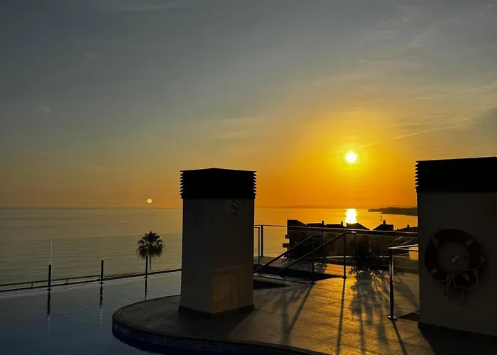 Luxury On The & Infinity Pool, Marbella Apartment *